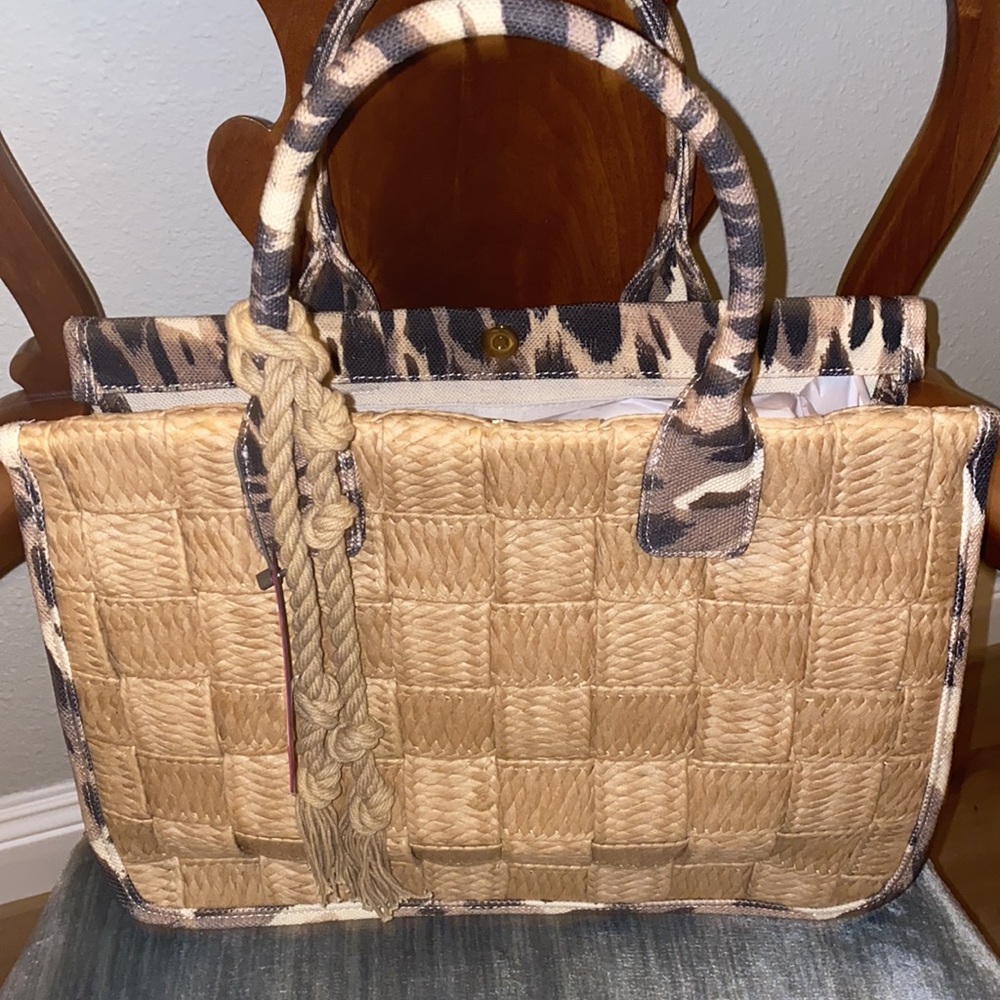 VINCE CAMUTO TOTE. NATURAL CANVAS WITH ANIMAL PRINT DESIGN. NWT 🤩 - Picture 1 of 9